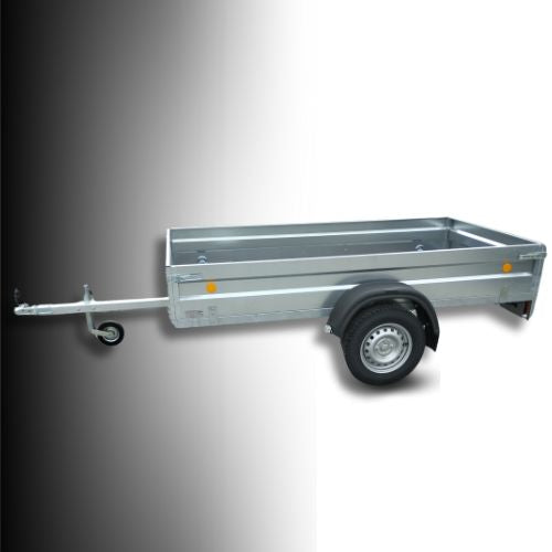 Nebrzdený prívesný vozík s kolesami vedľa ložnej plochy a plechovými bočnými, ideálny na bezpečnú prepravu nákladu.