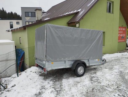 Prívesný vozík s plachtovou nadstavbou