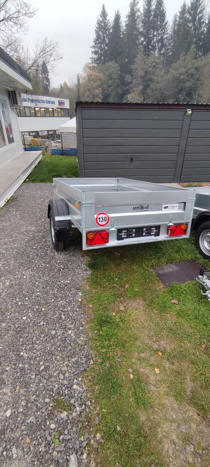 Prívesný vozík s odnímateľnými bočnicami