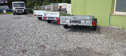 Prívesný vozík s bočnými svetlami pre lepšiu priechodnosť terénom