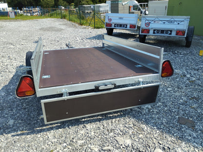 Prívesný vozík s bočnými svetlami pre lepšiu priechodnosť terénom