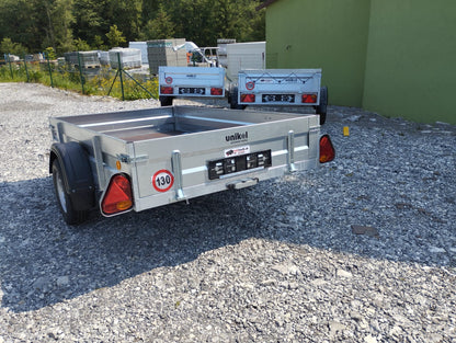 Prívesný vozík s bočnými svetlami pre lepšiu priechodnosť terénom