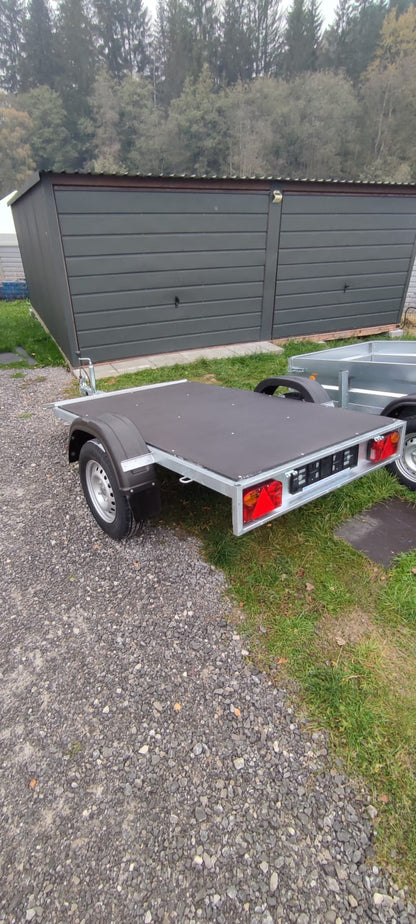 Prívesný vozík s odnímateľnými bočnicami