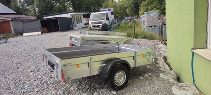 Prívesný vozík s bočnými svetlami pre lepšiu priechodnosť terénom