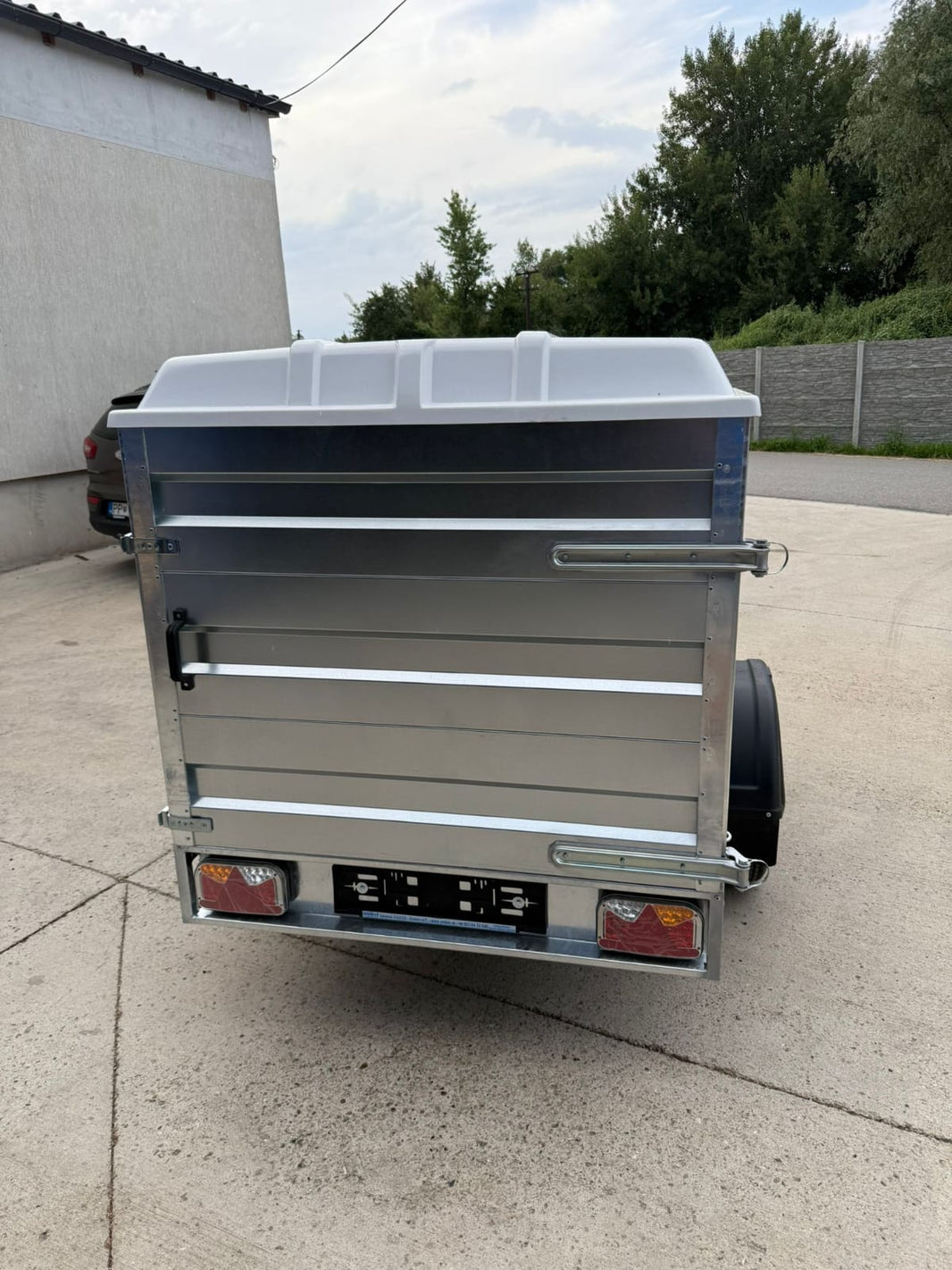 Prívesný vozík s plastovým vekom