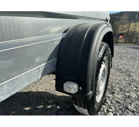 Prívesný vozík do 750 kg plechové bočnice.