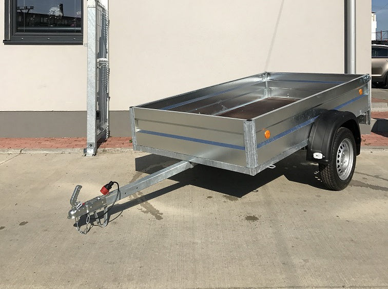 Prívesný vozík do 750 kg plechové bočnice.