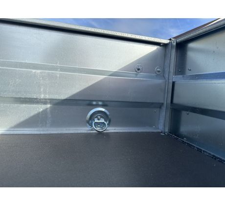 Prívesný vozík do 750 kg plechové bočnice.