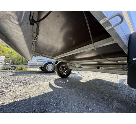 Prívesný vozík do 750 kg plechové bočnice.