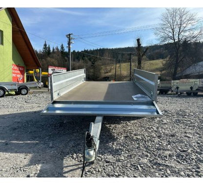 Prívesný vozík do 750 kg plechové bočnice.