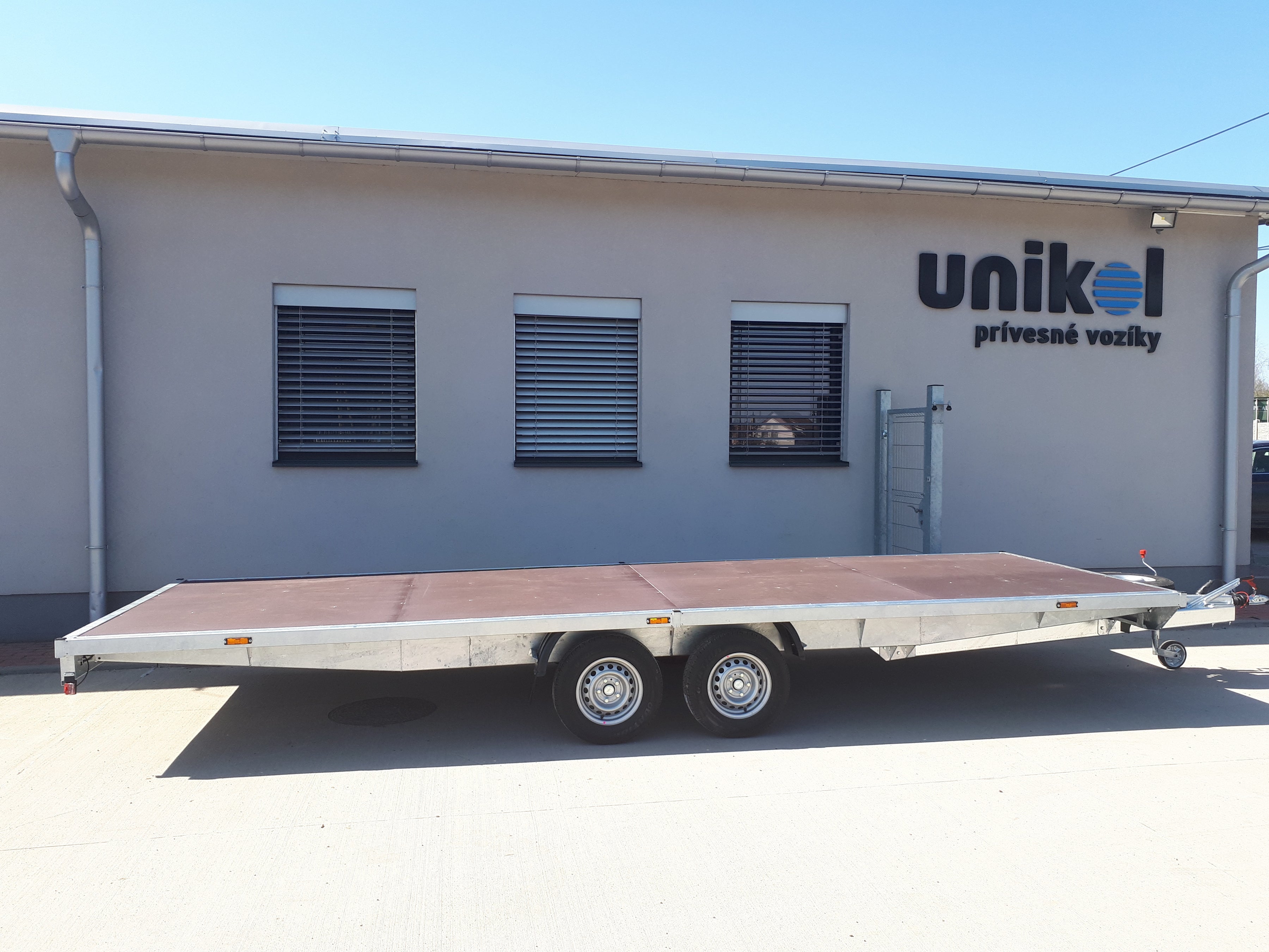 Prívesný vozík plato s kolesami pod plochou