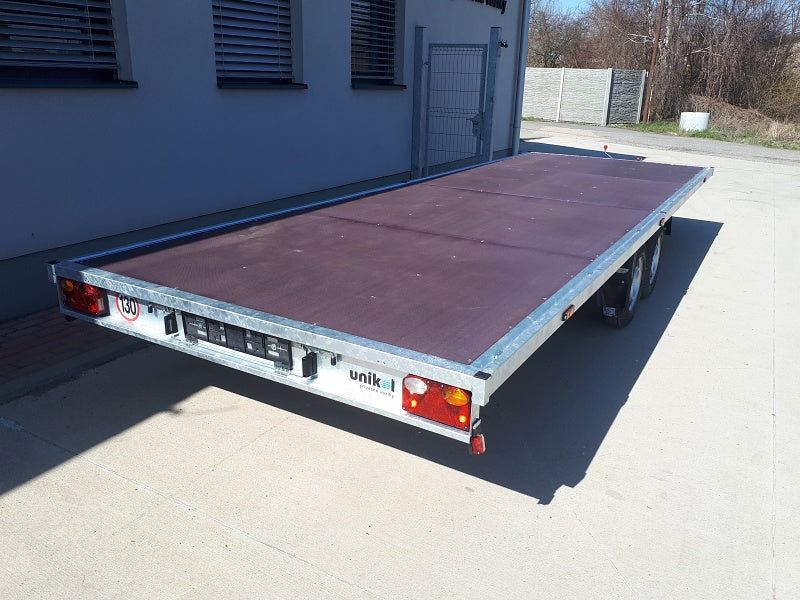 Prívesný vozík plato s kolesami pod plochou