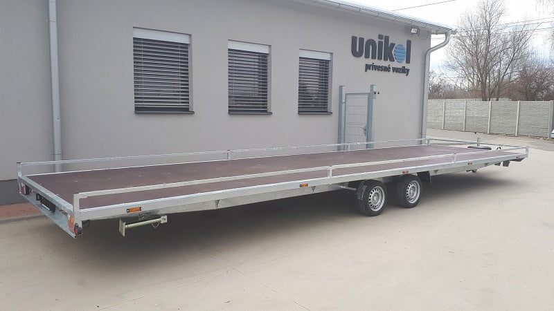 Prívesný vozík plato s kolesami pod plochou