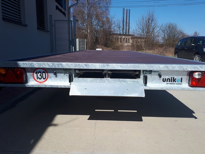 Prívesný vozík plato s kolesami pod plochou