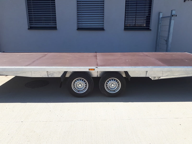 Prívesný vozík plato s kolesami pod plochou