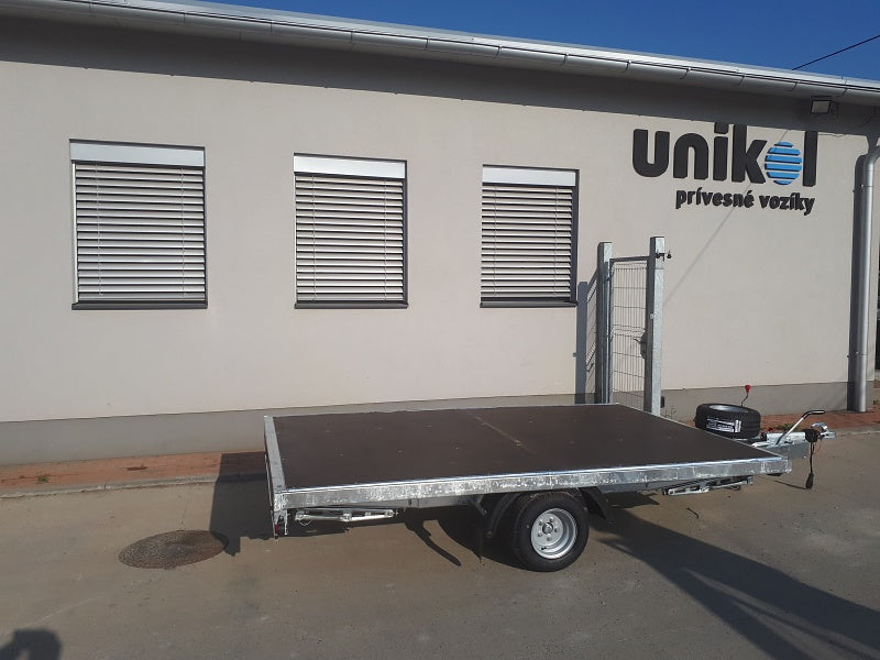 Prívesný vozík plato, kolesá pod plochou.