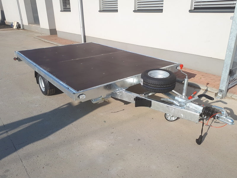 Prívesný vozík plato, kolesá pod plochou.