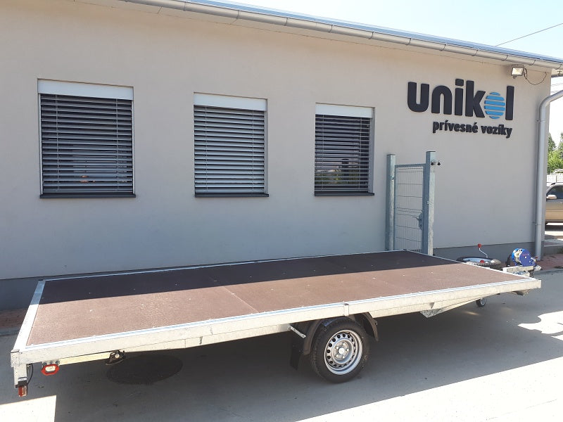 Prívesný vozík plato, kolesá pod plochou.