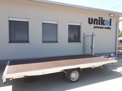 Prívesný vozík plato, kolesá pod plochou.