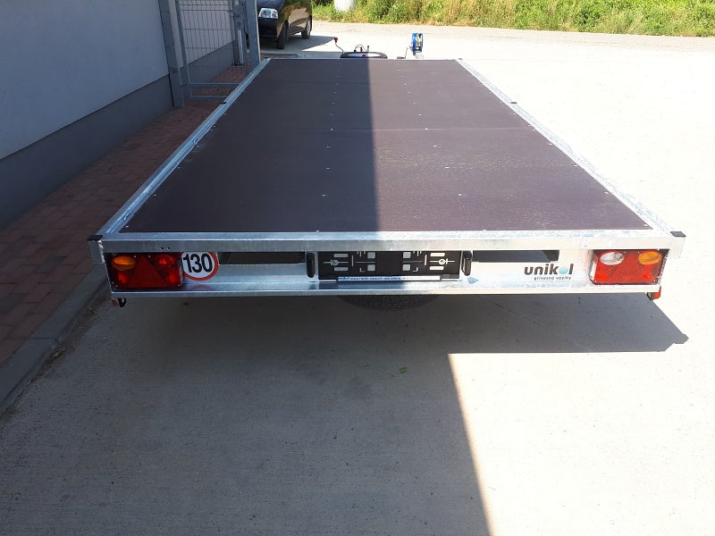 Prívesný vozík plato, kolesá pod plochou.