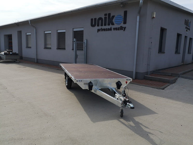 Prívesný vozík plato, kolesá pod plochou.