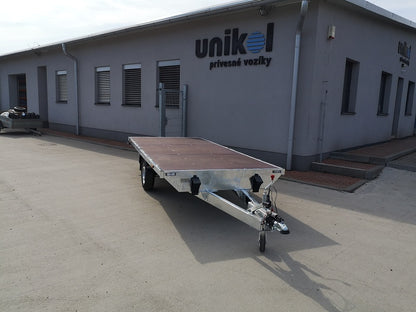 Prívesný vozík plato, kolesá pod plochou.