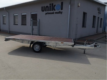 Prívesný vozík plato, kolesá pod plochou.